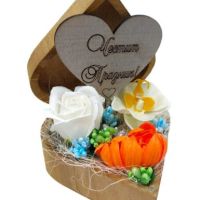 Дървена кутия сърце със сапунени цветя в оранжави, бяло и кремаво и гравирано пожелание, снимка 1 - Сувенири от дърво - 45430919