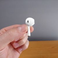 Бели Безжични Bluetooth Слушалки с Микрофон за iPhone и Android, снимка 2 - Безжични слушалки - 45284024