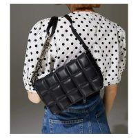 Капитонирана дамска чанта за рамо с асиметричен дизайн на дръжката 25х19см., снимка 7 - Чанти - 45664313