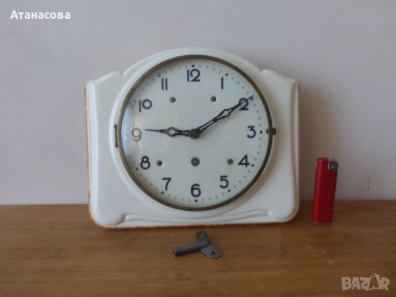Немски стенен порцеланов часовник с ключ 1930 г, снимка 1