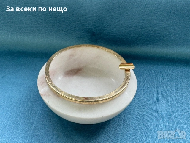 Мраморен пепелник , масивен , с месингов обков