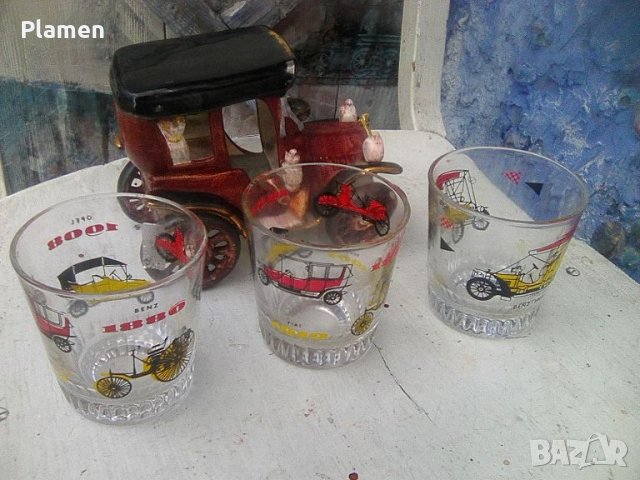 Колекционерски три стъклени чаши с ретро автомобили и един порцеланов стар автомобил