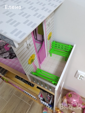 Дървена къща за кукли с обзавеждане, асансьор и аксесоари, снимка 10 - Играчки за стая - 52004782