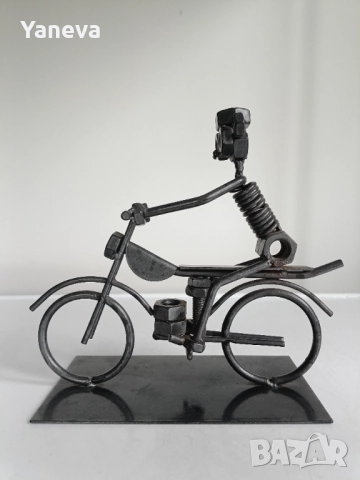 Моторист, артистична фигура изработена от крепежни елементи и стомана., снимка 2 - Декорация за дома - 52655663