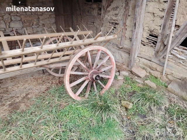 четири колела за конска каруца. 