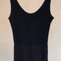 Интересна черна рокля с плисе, снимка 2 - Рокли - 45271450