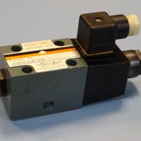 Хидравличен разпределител SUMITOMO SD4GS-AcB-02B-100-11 directional valve 100V, снимка 1 - Резервни части за машини - 45239648