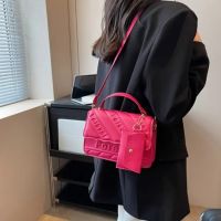 Модерна дамска чанта в цикламено, снимка 2 - Чанти - 45568699