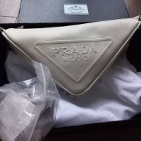 Налична чанта Prada  реплика, снимка 1 - Чанти - 45702329