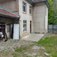 Къща с двор в Троянския балкан, снимка 5 - Къщи - 45388395