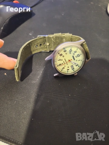 Часовник с флуресцентен циферблат