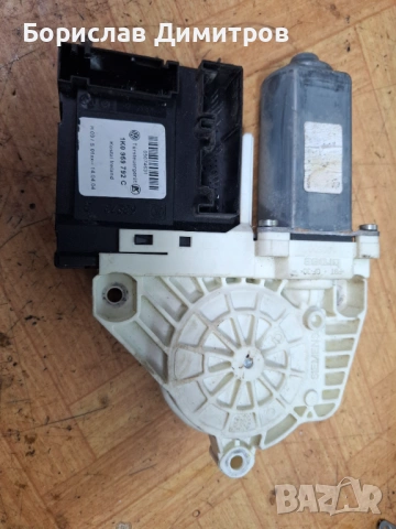 Продаавам Предно Дясно Моторче Стъклоповдигач Фолксваген Голф 5 VW Golf 5 1K0959792C