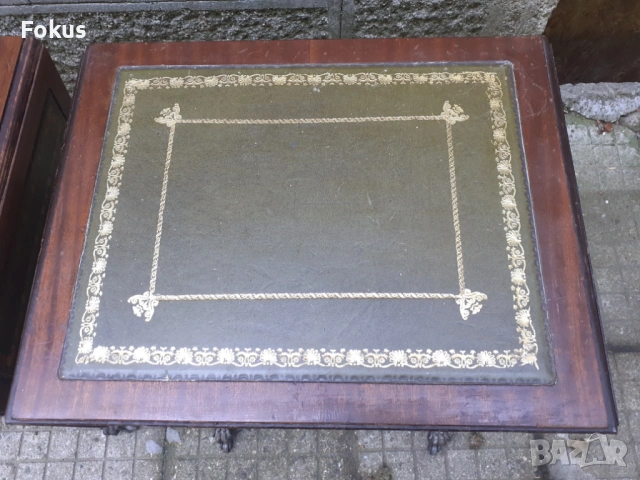 Две винтич масички от махагон със зелена кожа и златен лист, снимка 2 - Антикварни и старинни предмети - 53429510