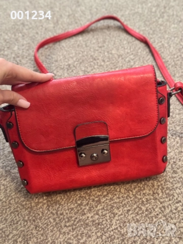 Червена чанта през рамо