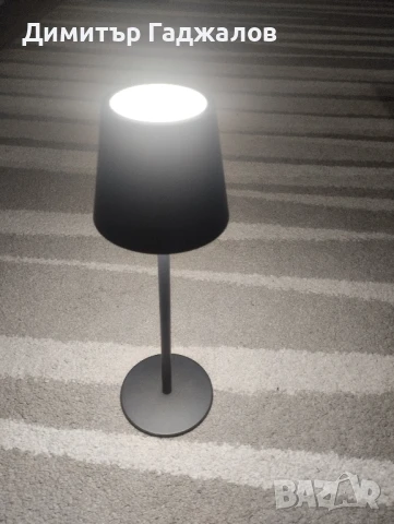 Стилна настолна лампа