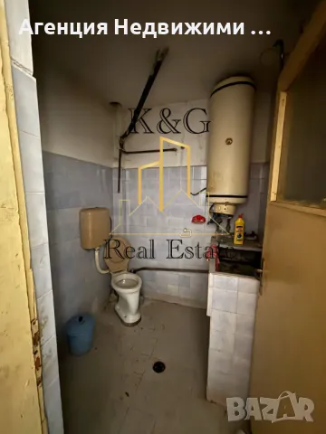 Триетажна тухлена на плоча къща в с. Стражец, снимка 6 - Къщи - 50343045