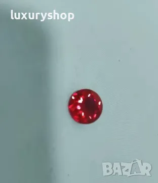 Червен рубин с размер - 6.5mm(1.45ct), както се вижда на снимката минава UV тест