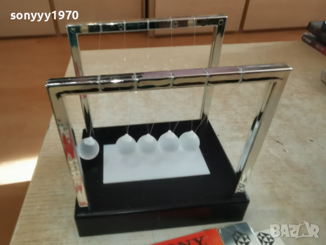 Перпетуум-мобиле с лед подсветка-НЮТОН ЛЮЛКА 15Х15Х11СМ 1501261733, снимка 2 - Колекции - 53112288