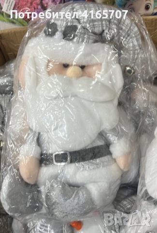 Плюшена играчка Дядо Коледа – седяща коледна декорация в сив или розов вариант, снимка 1