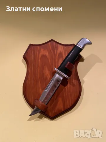 Стенна дървена стойка за нож – Елегантност и Функционалност!