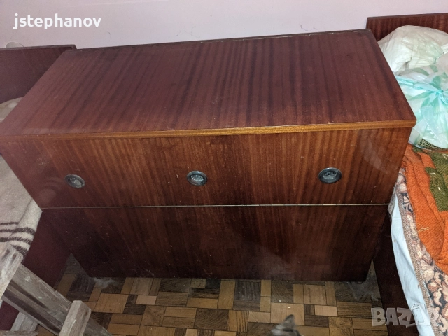 ПОДАРЯВАТ СЕ! Подарявам стари мебели - легла, шкафове, бюро, ракла, снимка 3 - Гардероби - 52641959