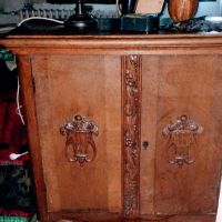 Масивен античен дъбов шкаф с дърворезба от края на 19-ти, началото на 20-ти век.Функционален., снимка 1 - Декорация за дома - 45203085