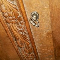 Масивен античен дъбов шкаф с дърворезба от края на 19-ти, началото на 20-ти век.Функционален., снимка 4 - Декорация за дома - 45203085