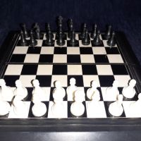 Магнитен шах в пластмасова черна кутия, снимка 1 - Шах и табла - 45687192