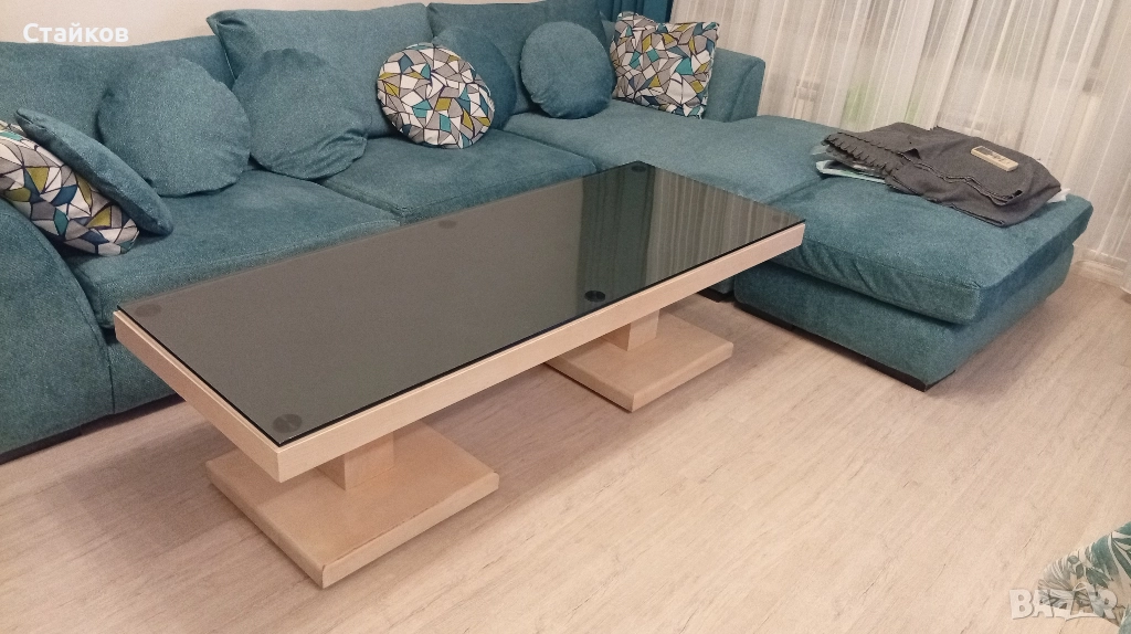 Продавам тежка холна маса отгоре със стъкло , снимка 1