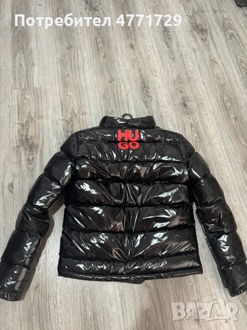 Черно пухено яке HUGO с червено лого, снимка 3 - Якета - 53911143