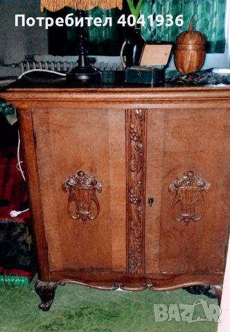 Масивен античен дъбов шкаф с дърворезба от края на 19-ти, началото на 20-ти век.Функционален., снимка 1 - Декорация за дома - 45203085