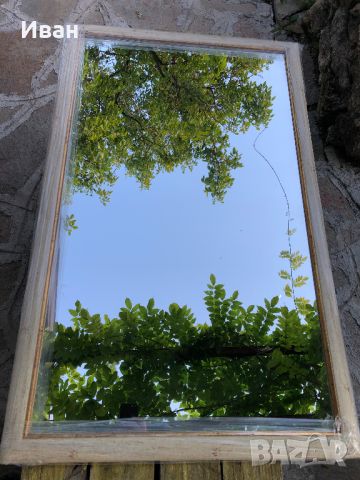 Огледало с дървена рамка