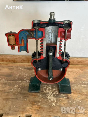 Соц Учебен Макет Модел на Двигател в Разрез, снимка 10 - Антикварни и старинни предмети - 51110858