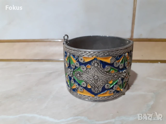 Страхотна голяма метална гривна с емайл и щифт за носия