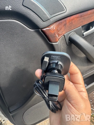 Spigen стойка(зарядно)за кола, снимка 2 - Аксесоари за Apple - 54049134