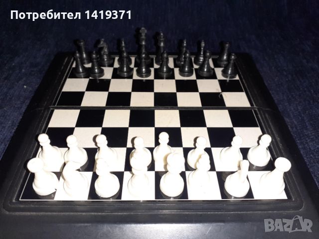 Магнитен шах в пластмасова черна кутия, снимка 1 - Шах и табла - 45687192