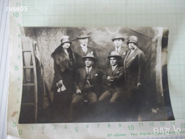 Снимка на четирима мъже и две жени във фотостудио стара