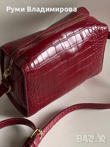 Червена чантичка през рамо