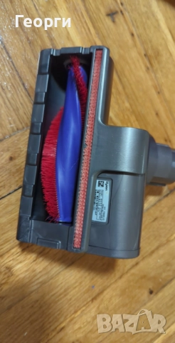 Продавам отлична прахосмукачка Dyson V8 с добра батерия и аксесоари, снимка 8 - Прахосмукачки - 52776474