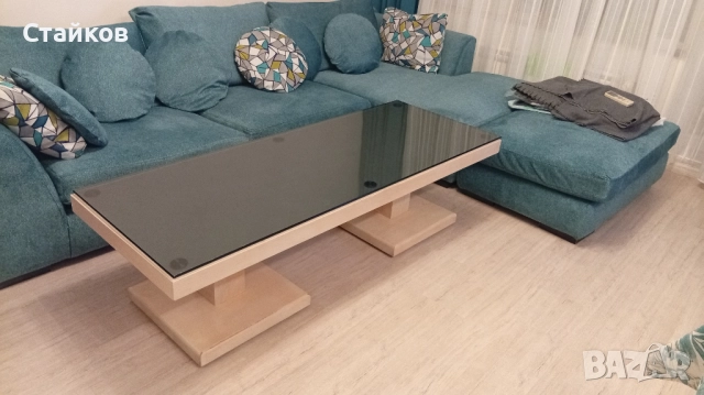 Продавам тежка холна маса отгоре със стъкло 