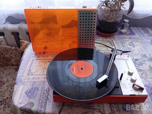 Грамофон Unitra WG 400 с вграден усилвател и говорител в капака 