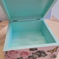 Ръчно изработена кутия голяма за бижута с декупаж с рози и пеперуди отвън пастелно розова , снимка 4 - Декорация за дома - 45467539