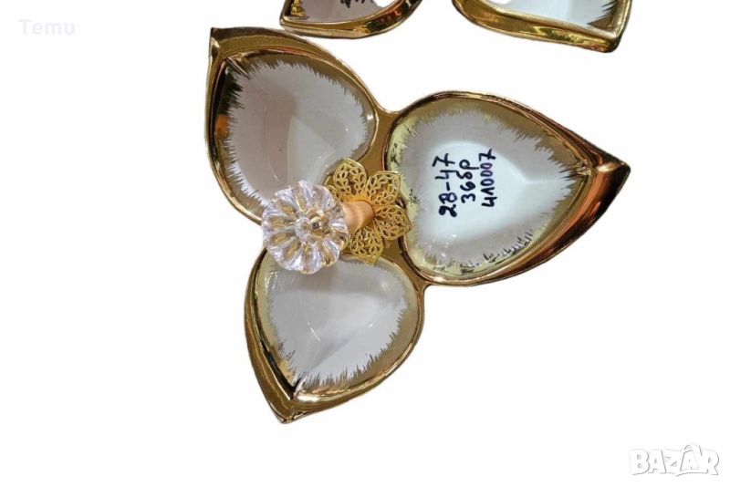Луксозна порцеланова купа в бяло и златисто, с три гнезда за ядки, снимка 1