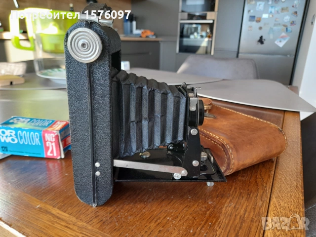 Мехов фотоапарат от края на 1930-те г. Kodak Folding Brownie Six-20 с чанта и филм, снимка 2 - Фотоапарати - 53107530