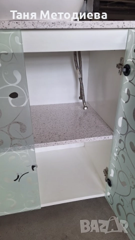 Бял шкаф от ПВЦ за баня с модерна мивка тип купа, луксозна батерия, нови панти и дръжки, снимка 7 - Мивки - 52774700