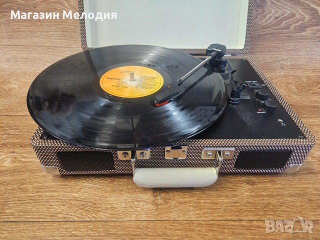 Грамофон в куфарче Crosley Cruiser Deluxe CR8005D – Bluetooth & Vintage Style, снимка 12 - Грамофони - 53778742