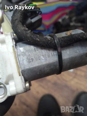 Стъклоповдигач Mercedes E-Class W211 Преден Десен , A2118203042, снимка 10 - Части - 51007351