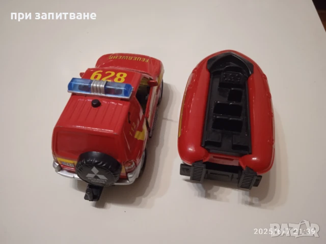 Метално Mitsubishi Pajero, с пластмасово ремарке с лодка; Каравана и ремаркета с лодки, 15 см., снимка 7 - Колекции - 50587001