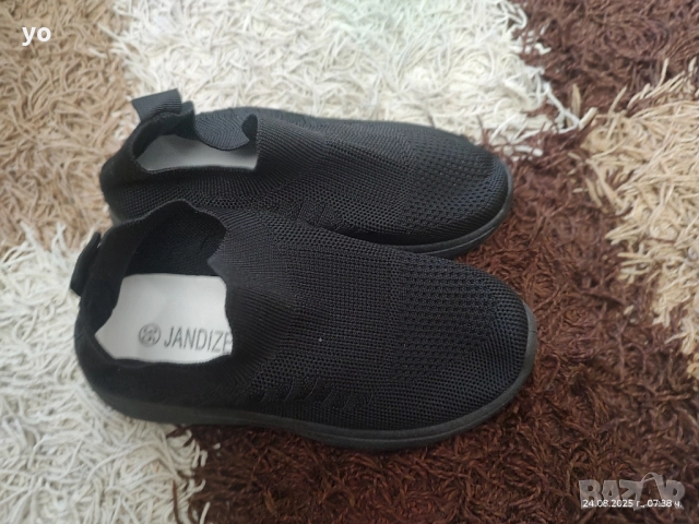 Лот три чифта дънки и суитчър плюс пантофи и къси панталонки , снимка 2 - Детски панталони и дънки - 51469695