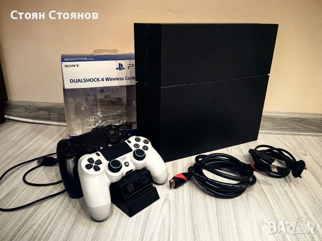 Продавам PS4 (Playstation 4) + 2бр. контролери и док станция